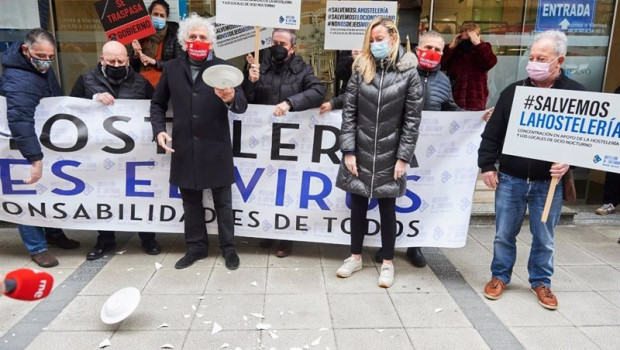 ep los hosteleros cantabros se concentran frente a la consejeria de sanidad