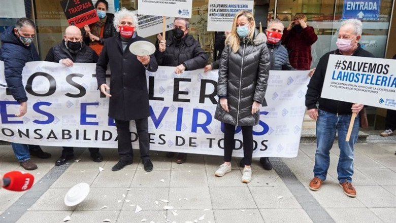 Los hosteleros cántabros se concentran frente a la Consejería de Sanidad | JUAN MANUEL SERRANO ARCE/EUROPA PRESS ep los hosteleros cantabros se concentran frente a la consejeria de sanidad
