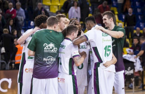 ep los jugadores del unicaja de malaga tras un calentamiento