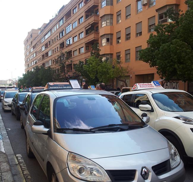 Manifestación de autoescuelas por la huelga de examinadores | UNIÓ D'AUTOESCOLES ep manifestacionautoescuelasla huelgaexaminadores