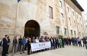 ep minuto de silencio contra la violencia machista en la puerta de les corts