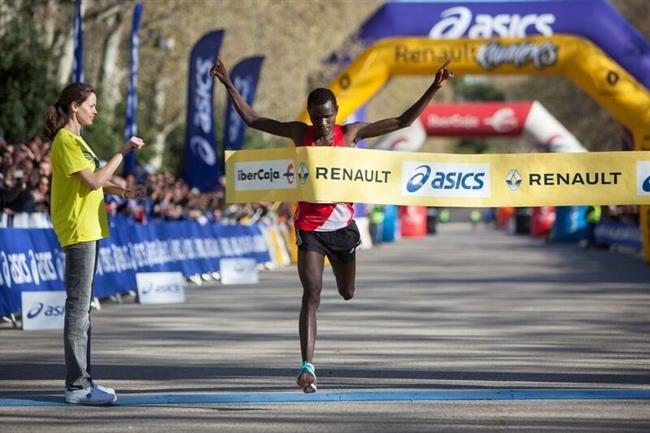 Moses Kibet cruza la meta del Renault Medio Maratón de Madrid | RENAULT MEDIO MARATON MADRID ep moses kibet cruzametarenault medio maratonmadrid