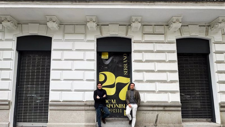ep pablo lopez ceo de silbon junto a juan jurado coo de silbon en el exterior de la tienda de ep pablo lopez ceo de silbon junto a juan jurado coo de silbon en el exterior de la tienda de