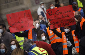ep participantes llevan carteles contra el ere en hm en una concentracion convocada en barcelona