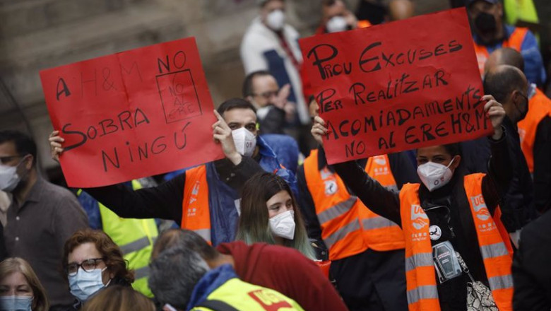 ep participantes llevan carteles contra el ere en hm en una concentracion convocada en barcelona