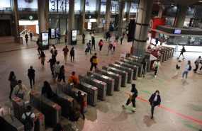 ep pasajeros entran y salen por los tornos de la estacion de madrid   puerta de atocha