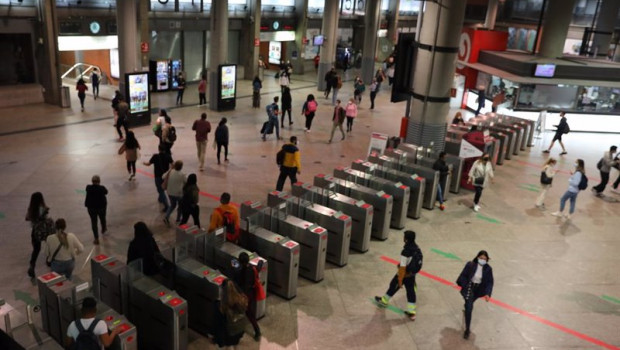 ep pasajeros entran y salen por los tornos de la estacion de madrid   puerta de atocha
