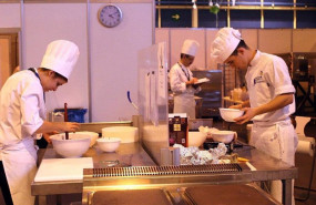ep personas trabajando en la cocina de un restaurante