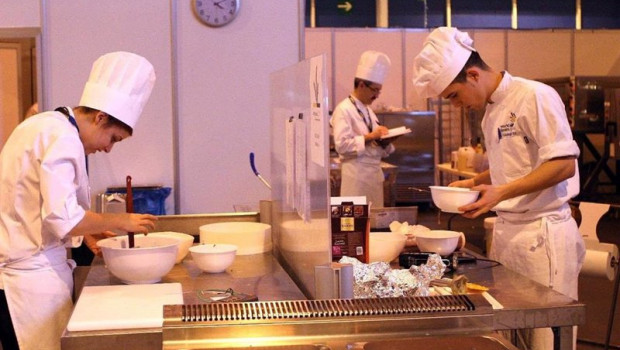 ep personas trabajando en la cocina de un restaurante