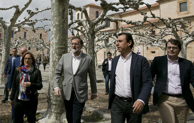 El presidente del Gobierno, Mariano Rajoy, junto al coordinador general del PP | TAREK/PP ep presidentegobierno mariano rajoy juntocoordinador generalpp