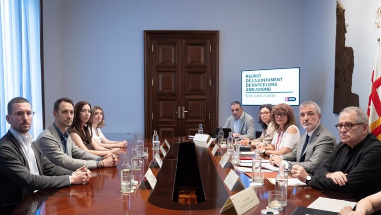 Reunión de representantes de Airbnb con el alcalde de Barcelona, Jaume Collboni. | DAVID ZORRAKINO-EUROPA PRESS ep reunion de representantes de airbnb con el alcalde de barcelona jaume collboni