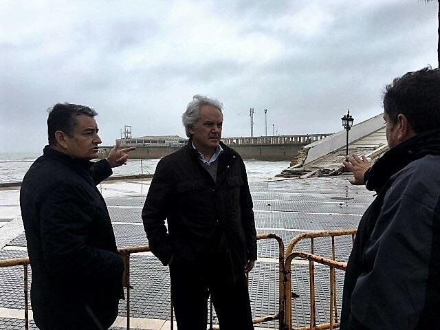 El subdelegado en Cádiz con Antonio Sanz visitando daños por el temporal | SUBDELEGACIÓN DEL GOBIERNO ep subdelegadocadizantonio sanz visitando danostemporal