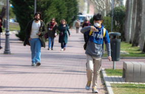 ep un alumno con mascarilla pasea por el campus de la universidad autonoma de madrid antes de la