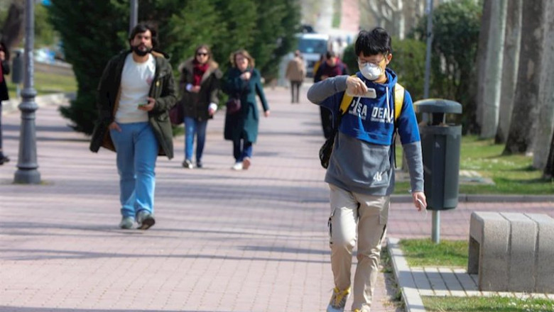 Un alumno con mascarilla pasea por el campus de la Universidad Autónoma de Madrid antes de la suspensión de las clases por el coronavirus. | Jesús Hellín - Europa Press ep un alumno con mascarilla pasea por el campus de la universidad autonoma de madrid antes de la