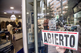 ep un comercio muestra en su puerta un cartel donde se lee abierto