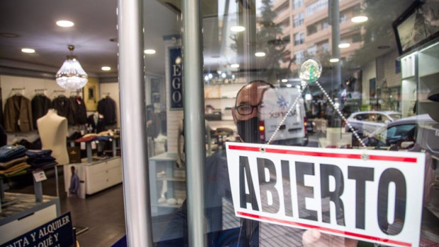 ep un comercio muestra en su puerta un cartel donde se lee abierto