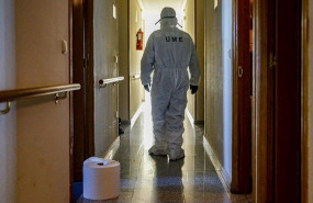 ep un militar de la ume entra a desinfectar una residencia de mayores