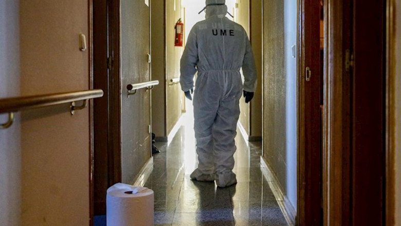 ep un militar de la ume entra a desinfectar una residencia de mayores