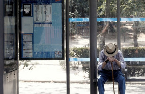 ep un pensionista espera el autobus en la marquesina de una parada de madrid