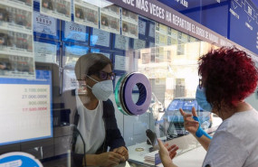 ep una lotera de una administracion de loteria en manises atiende a una clienta durante el cuarto