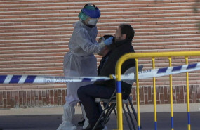 ep una sanitaria le realiza a un trabajador de servicios esenciales uno de los test rapidos de