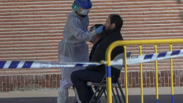 ep una sanitaria le realiza a un trabajador de servicios esenciales uno de los test rapidos de