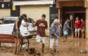 ep varias personas realizan labores de limpieza tras el paso de la dana por el barrio de la torre de