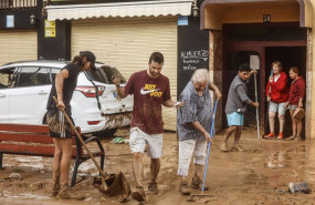 ep varias personas realizan labores de limpieza tras el paso de la dana por el barrio de la torre de ep varias personas realizan labores de limpieza tras el paso de la dana por el barrio de la torre de