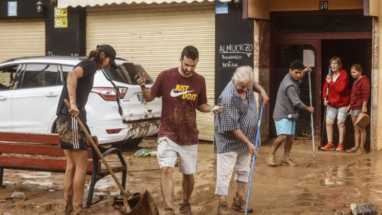 ep varias personas realizan labores de limpieza tras el paso de la dana por el barrio de la torre de ep varias personas realizan labores de limpieza tras el paso de la dana por el barrio de la torre de