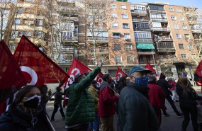 ep varias personas sostienen banderas de cgt durante una manifestacionen madrid convocada por el