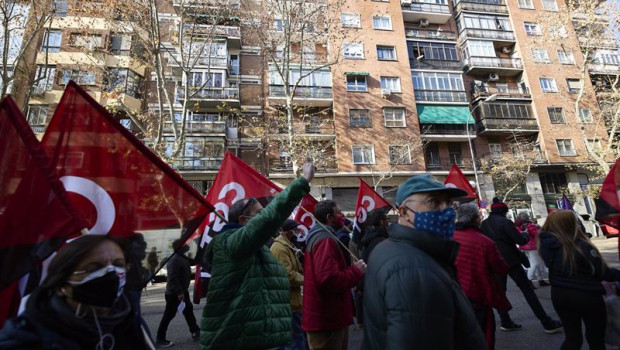ep varias personas sostienen banderas de cgt durante una manifestacionen madrid convocada por el