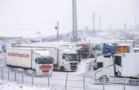 ep varios camiones cubiertos de nieve a 28 de noviembre de 2021 en burgos