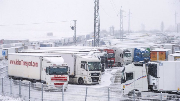 ep varios camiones cubiertos de nieve a 28 de noviembre de 2021 en burgos