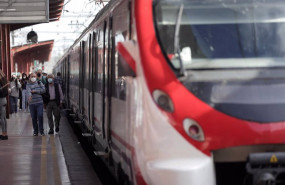 ep varios pasajeros esperan en uno de los andenes de la estacion de chamartin