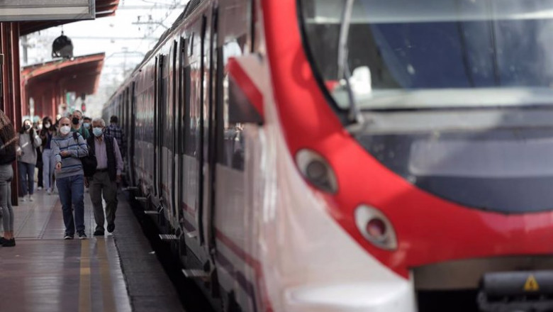 Varios pasajeros esperan en uno de los andenes de la estación de Chamartín | Eduardo Parra - Europa Press ep varios pasajeros esperan en uno de los andenes de la estacion de chamartin