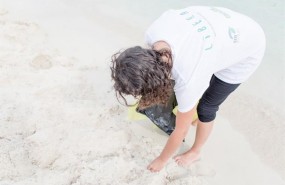 ep voluntariolibera recogiendo basuralezauna playa