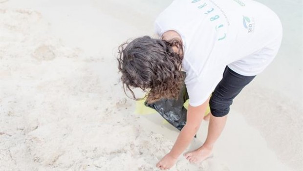 ep voluntariolibera recogiendo basuralezauna playa