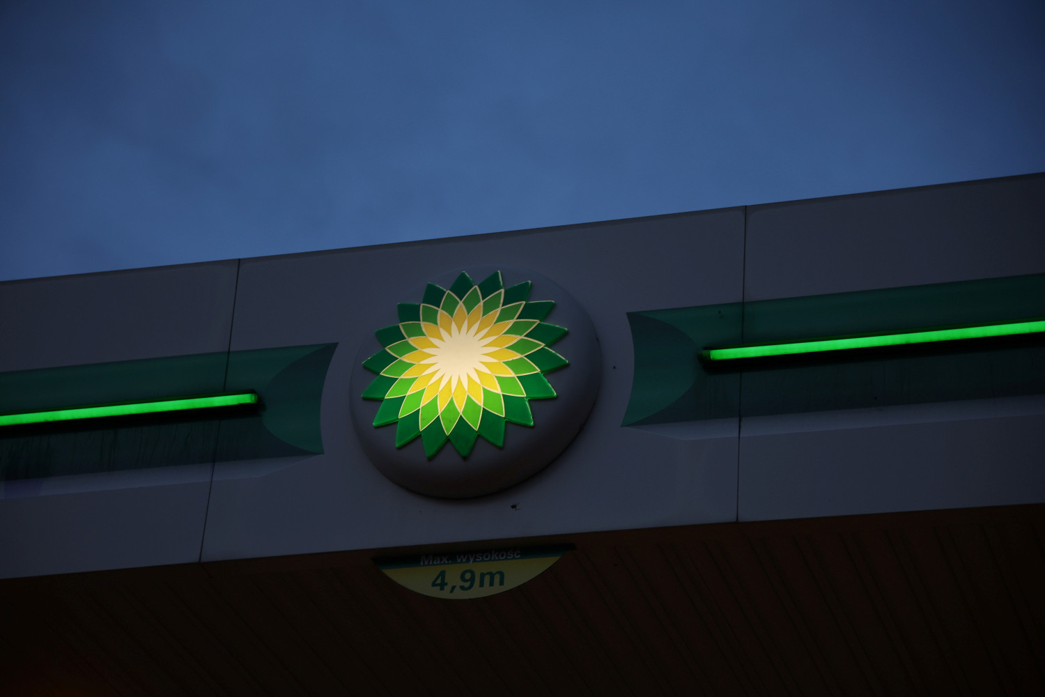 le logo de british petrol bp a la station service de pienkow en pologne 