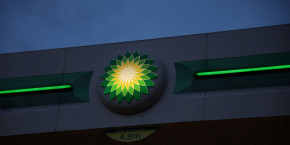 le logo de british petrol bp a la station service de pienkow en pologne 