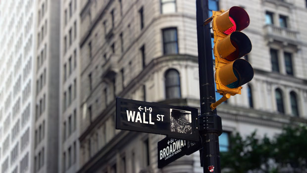 Ventas destacadas en Wall Street ante la cautela de la Fed para bajar los tipos