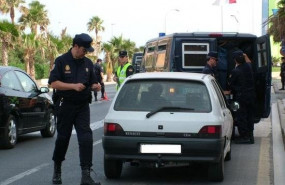 ep agente de policia nacional en un control en una imagen de archivo