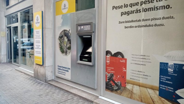 ep archivo   cajero en la oficina de correos de pamplona
