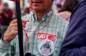 ep archivo empleado del sector financiero con pegatinas de la ugt se concentra para pedir una ep archivo empleado del sector financiero con pegatinas de la ugt se concentra para pedir una