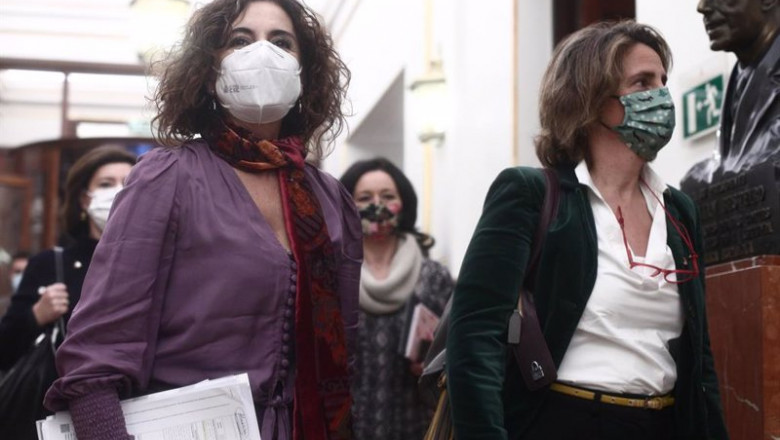 Archivo - La portavoz y ministra de Hacienda, María Jesús Montero (i) y la vicepresidenta para la Transición Ecológica, Teresa Ribera (d) a su llegada a una sesión plenaria en el Congreso | EUROPA PRESS/E. Parra. POOL - Europa Press ep archivo la portavoz y ministra de hacienda maria jesus montero i y la vicepresidenta para la