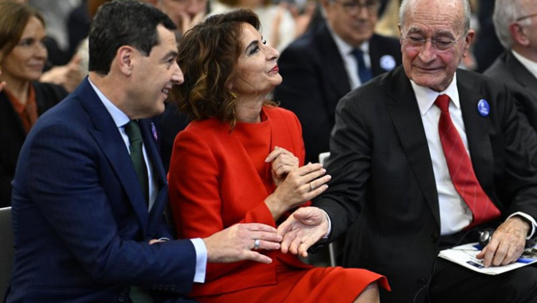 Archivo - La vicepresidenta primera del Gobierno, María Jesús Montero; el presidente de la Junta de Andalucía, Juanma Moreno; y el alcalde de Málaga, Francisco de la Torre, en la presentación el pasado diciembre de la candidatura de Málaga a sede de la EU | Jasper Jacobs - Europa Press - Archivo ep archivo la vicepresidenta primera del gobierno maria jesus montero el presidente de la junta de