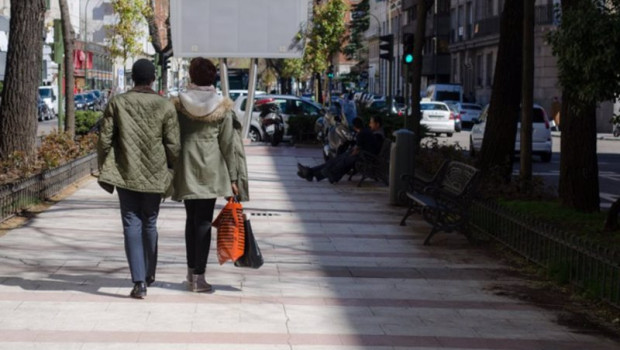 ep archivo   parejas calle gente pasear paseando compras centro de madrid amor compra comprar