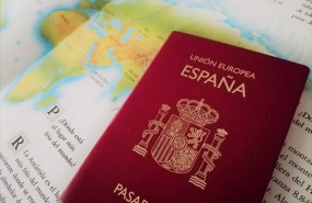 ep archivo   pasaporte espanol sobre un mapa