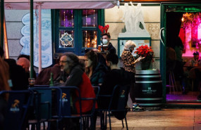 ep archivo   tres amigos toman el aperitivo en la plaza del 2 de mayo para celebrar la llegada de la