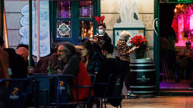 ep archivo   tres amigos toman el aperitivo en la plaza del 2 de mayo para celebrar la llegada de la