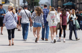 ep archivo   turistas en la puerta del sol a 1 de junio de 2023 en madrid espana